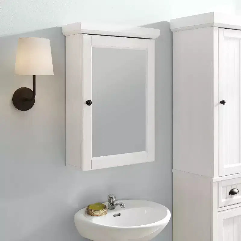 Colonne de salle de bain blanche en lin -: Rangement autoportant en MDF, 2 portes, 1 tiroir, 6 étagères, style côtier