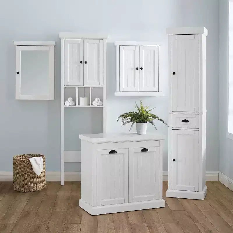 Colonne de salle de bain blanche en lin -: Rangement autoportant en MDF, 2 portes, 1 tiroir, 6 étagères, style côtier