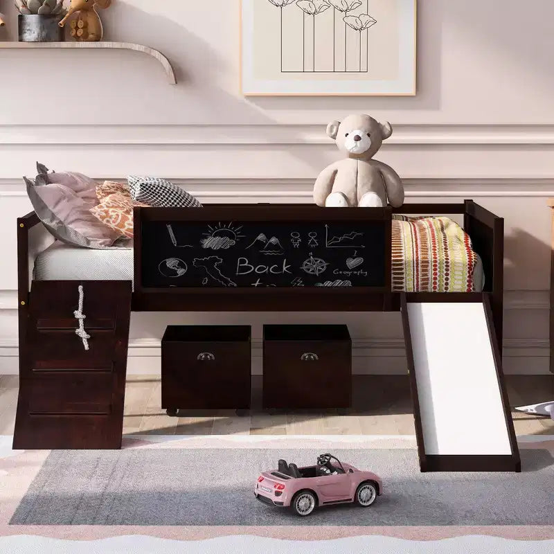 Lit mezzanine bas pour enfant avec toboggan, mur d'escalade et tableau, lit mezzanine en bois avec 2 boîtes de rangement, couleur expresso