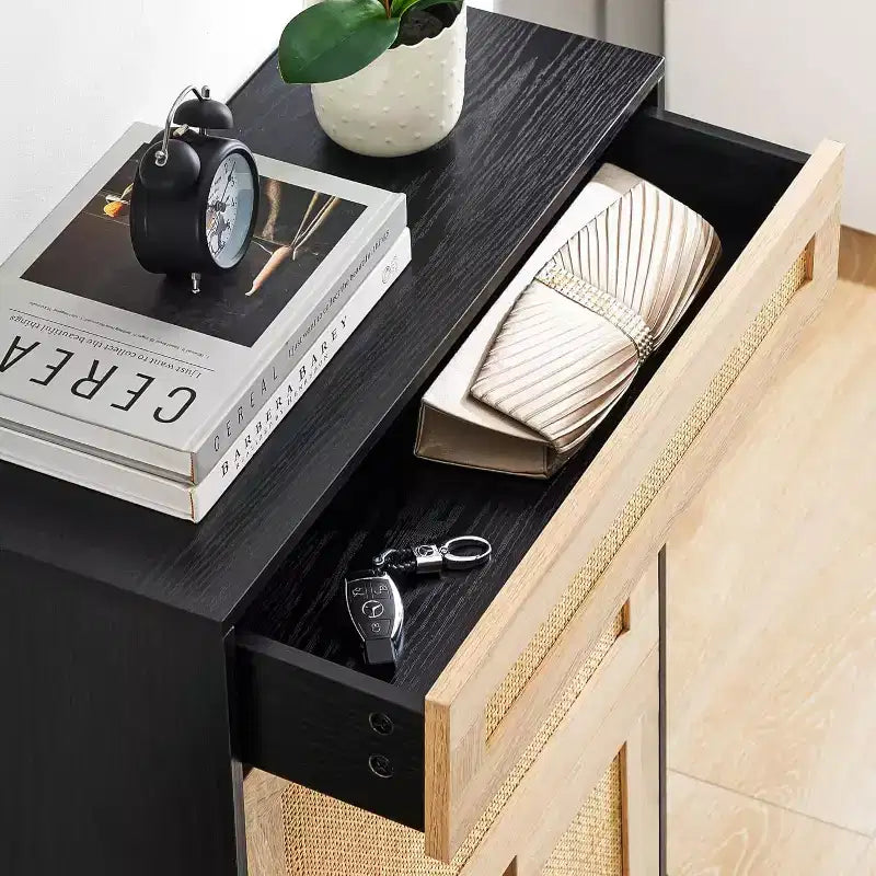 Meuble à chaussures autoportant en bois avec façade en lin, 2 tiroirs basculants et étagère à chaussures fermée pour une entrée, un couloir ou un petit appartement